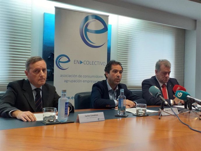 El presidente de la asociación EN-COLECTIVO, Diego Maraña (en el centro), con los abogados Carlos Cenalmor y Antonio Heredero.