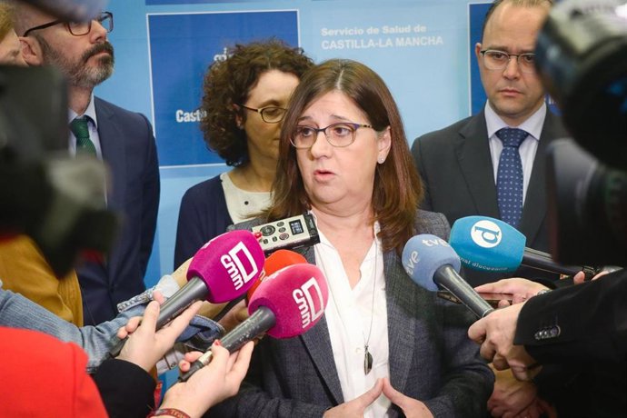 La directora del Sesecam, Regina Leal, atiende a los medios.