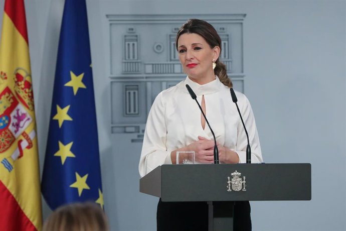 La ministra de Trabajo y Economía Social, Yolanda Díaz, en rueda de prensa tras la  firma el acuerdo de subida del Salario Mínimo Interprofesional (SMI), en La Moncloa