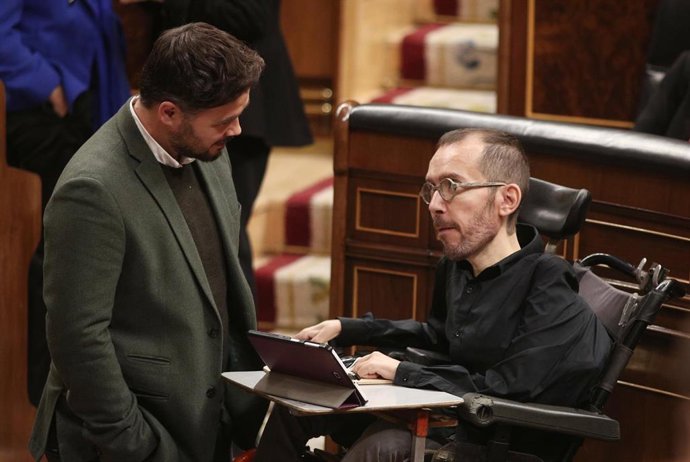 El portavoz de ERC en el Congreso, Gabriel Rufián (izq) y el secretario de Acción de Gobierno, Acción Institucional y Programa de Podemos, Pablo Echenique (dech), hablan durante la sesión de constitución de las Cortes para la XIV Legislatura en el Congr