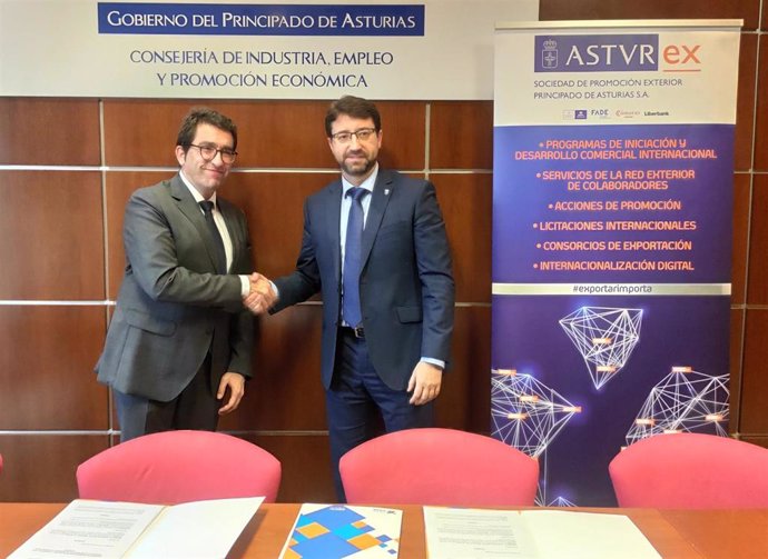 El consejero de Industria, Enrique Fernández, y el director comercial de Bankinter para Asturias y León, Gonzalo Prado, firman un acuerdo de colaboración.
