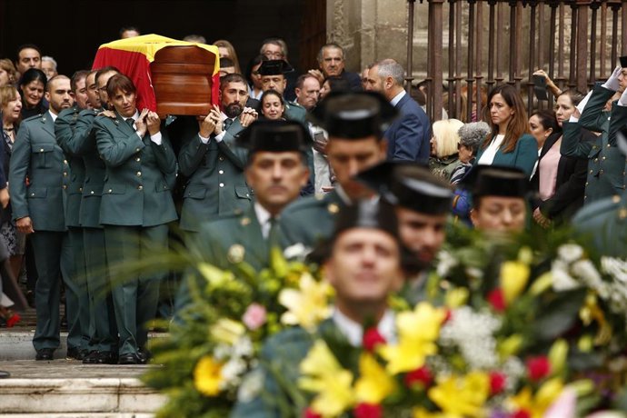 En Granada, misa funeral por el guardia civil fallecido tras ser disparado en Huétor Vega en acto de servicio, a la que asiste el ministro del Interior, Fernando Grande-Marlaska.Salida de la Catedral 