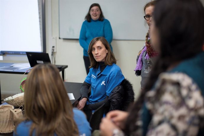 Los Voluntarios de 'la Caixa' en Aragón imparten 18 talleres de educación financiera a los que asisten 300 personas