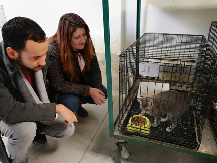Los concejales de Adelante Sevilla Susana Serrano y Daniel González Rojas en el Zoosanitario Municipal