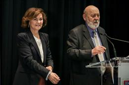 La vicepresidenta del Gobierno en funciones, Carmen Calvo, y el director de la Revista Temas, José Félix Tezanos