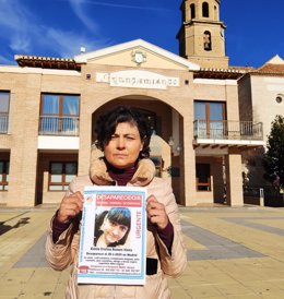 La madre de Estela Cristina, Katia, muestra la información de la desaparición de su hija