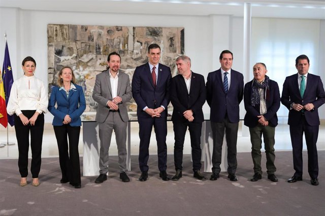 Yolanda Díaz Nadia Calviño, Pablo Iglesias, Pedro Sánchez, Unai Sordo (CCOO), Antonio Garamendi (CEOE), Pepe Álvarez (UGT) y Gerardo Cuerva (Cepyme) durante la firma en Moncloa del acuerdo de subida del SMI.