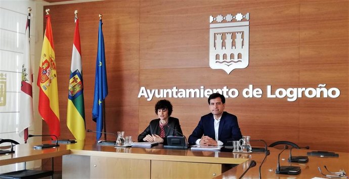 Los concejales del PP Celia Sanz y Josu Ahedo han alertado del descenso de las partidas para empleo y comercio en los Presupuestos de Logroño para 2020.