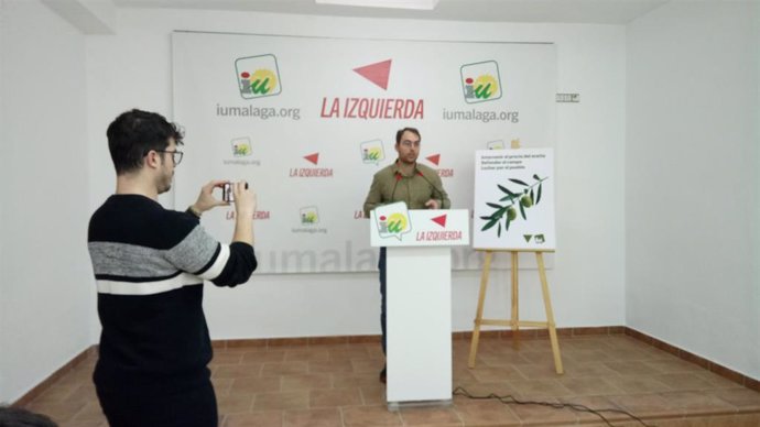 El coordinador general de IU Andalucía, Toni Valero, en una rueda de prensa.
