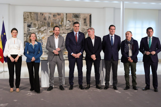 Gobierno y agentes sociales después de firmar la subida del SMI en La Moncloa /Madrid (España), a 30 de enero de 2020