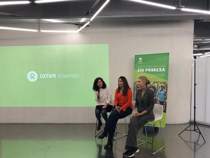 La directora de Personas de Oxfam Intermon Pilar Orenes, la directora de Comunicación, Marcela Ospina y la modelo Judit Mascó en el lanzamiento de la campaña Un futuro mejor con