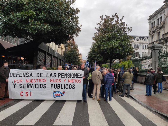 Movilización de usuarios y trabajadores de servicios sociales se manifiestan en Oviedo en defensa de los servicios públicos y las pensiones.