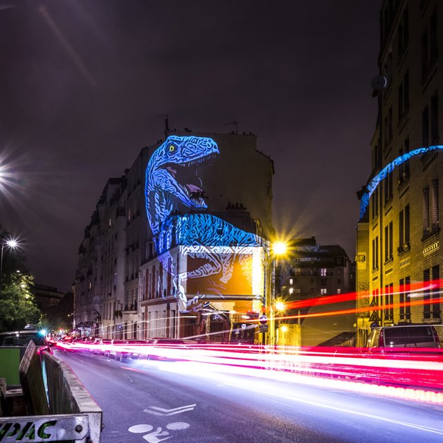 Los dinosaurios invaden París en un asombroso safari prehistórico digital proyectado en edificios de la ciudad