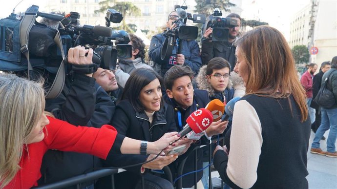 La presidenta del Govern, Francina Armengol, atiende a los medios en Madrid tras la invetidura de Pedro Sánchez.