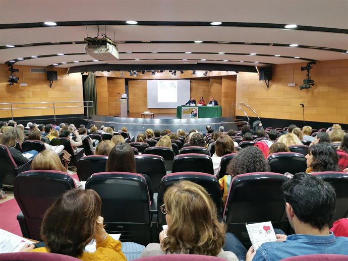 La consellera de Salud y Consumo, Patricia Gómez, explica los proyectos de humanización de Baleares en una jornada de la ONCE
