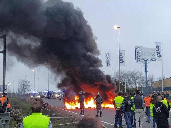 Corte no autorizado en la A-4 , a su paso por La Carolina