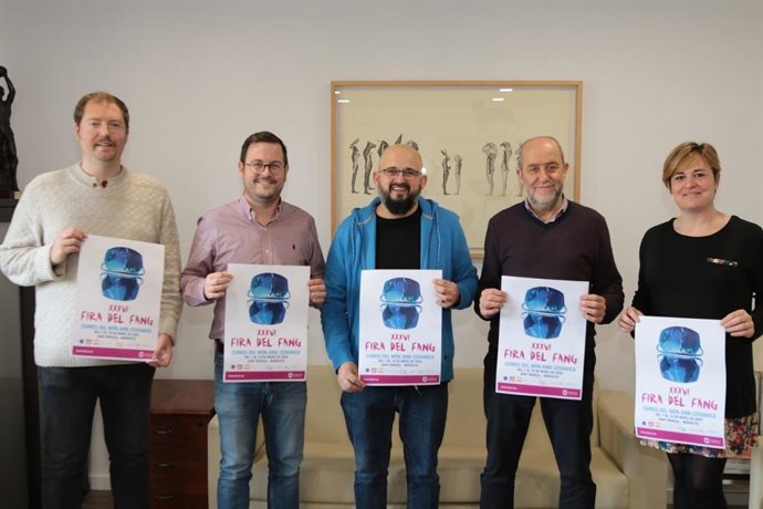 Ganador del cartel de la Fira del Fang con las autoridades del Ayuntamiento de Marratxí.