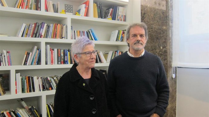 El candidato de Más País en Bizkaia Txema Urkijo, junto a la exdirectora de la Oficina de Atención de Víctimas del Terrorismo del Gobierno Vasco Maixabel Lasa, en Bilbao