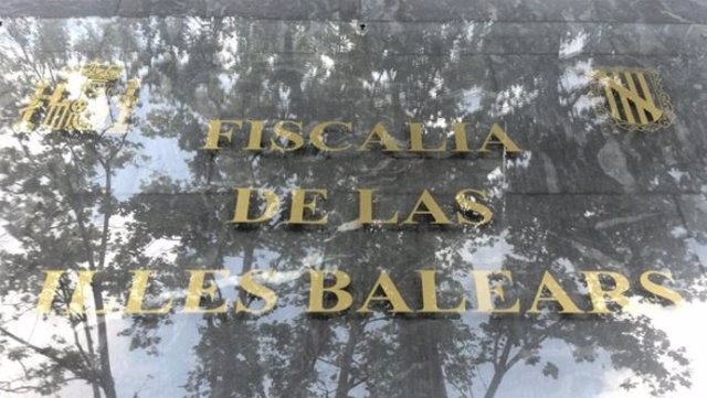 Placa de la Fiscalía de Baleares, a la entrada del edificio