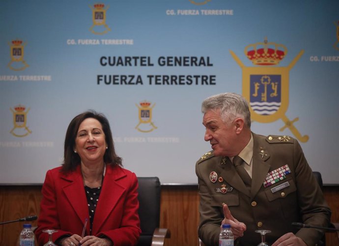 La ministra de Defensa, Margarita Robles (i), junto al teniente general José Rodríguez García, jefe de la Fuerza Terrestre (d) durante su visita al Cuartel General de la Fuerza Terrestre. En Capitanía General, Sevilla, a 30 de enero de 2020.