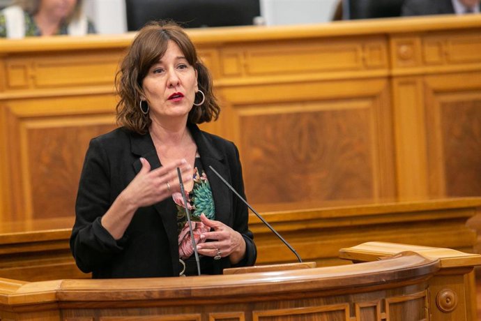 La portavoz del Gobierno de C-LM, Blanca Fernández, en las Cortes.
