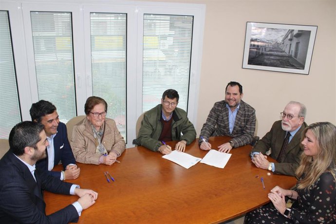 Firma de las escrituras de 30 familias del programa Casa por Casa y la Junta. 