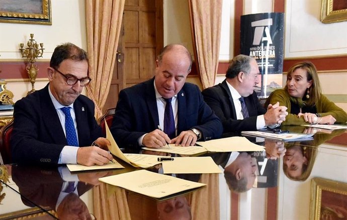 La Junta y el Ayuntamiento de Antequera firman un convenio para crear un Plan Local de Salud