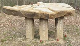 Monumento retirado en Etxarri-Aranatz en memoria de tres miembros de ETA fallecidos