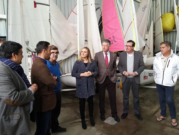 La consejera de Fomento, Marifrán Carazo, visita el puerto de Mazagón.