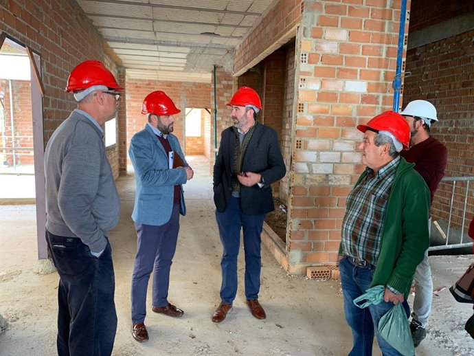 Visita del responsable del área de Cooperación y Asistencia a Municipios de Diputación, Javier Pizarro, a la obras del Profea en Algar