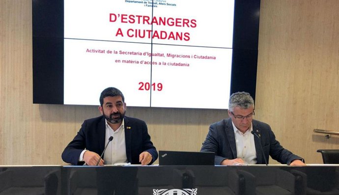 El conseller de Trabajo, Asuntos Sociales y Familias, Chakir El Homrani, y el secretario de Igualdad, Migraciones y Ciudadanía, Oriol Amorós, durante la presentación.