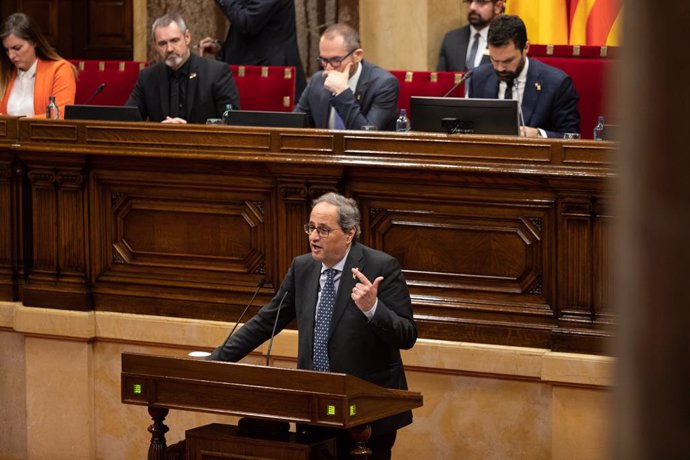 El president de la Generalitat, Quim Torra, interviene desde el atril durante un Pleno del Parlament de Catalunya, en Barcelona (España), a 27 de enero de 2020.