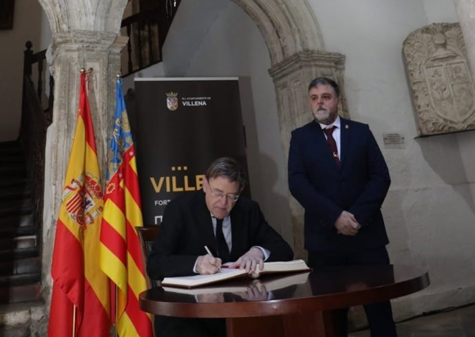 Puig firma en el libro de Villena.
