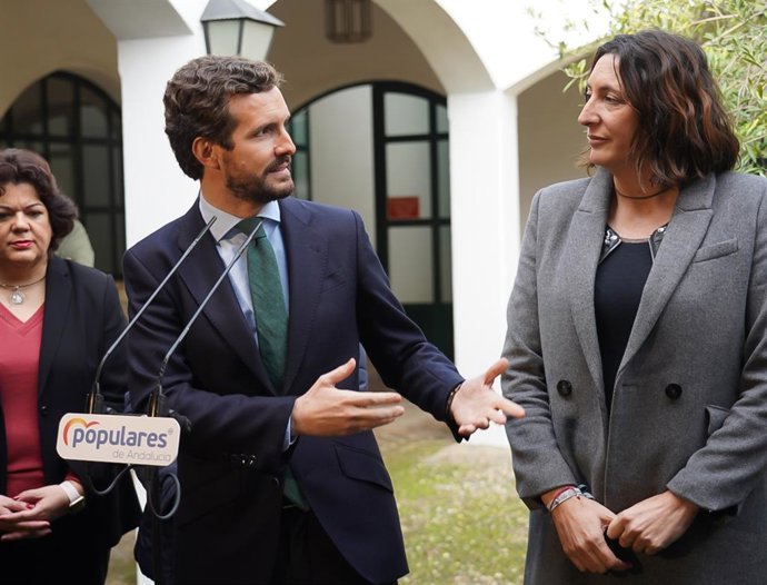 Declaraciones del presidente nacional del PP, Pablo Casado, durante la visita a  la industria aceitera Framoliva en Huévar del Aljarafe (Sevilla) a 30 de enero del 2020