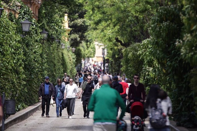 Imagen de archivo de turistas paseando por Sevilla.