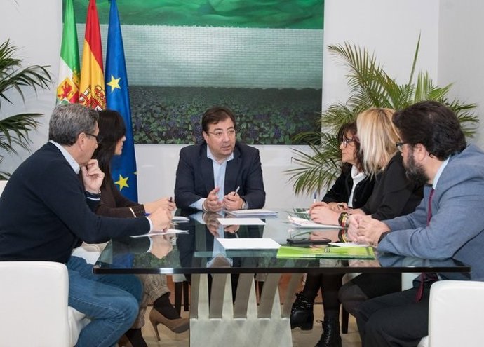 Reunión de Vara con patronal y sindicatos