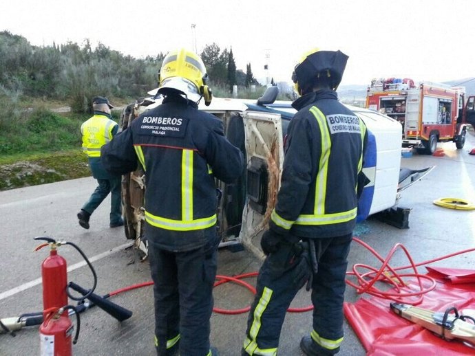 Bomberos asisten al guardia civil herido tras volcar su vehículo