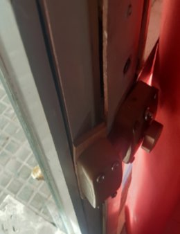 Cerradura forzada en Ibiza por tentativa de robo en una tienda.