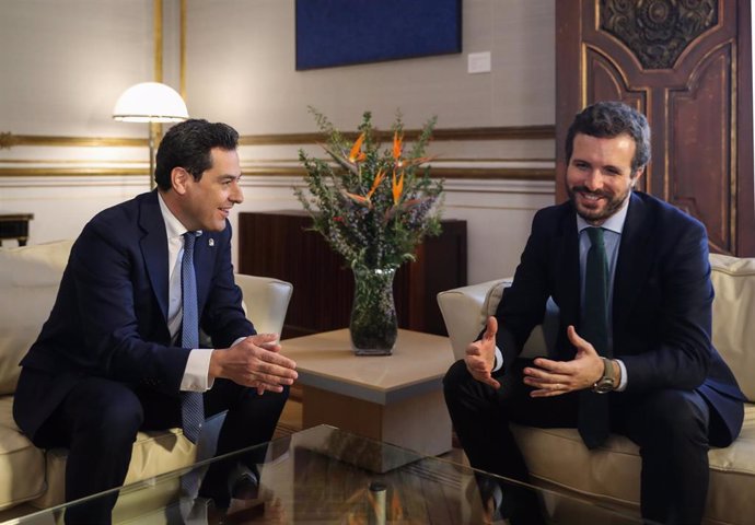 El presidente de la Junta de Andalucía, Juanma Moreno (i), mantiene un encuentro con el presidente nacional del PP, Pablo Casado (d),en el Palacio de San Telmo, Sevilla, a 30 de enero ed 2020.