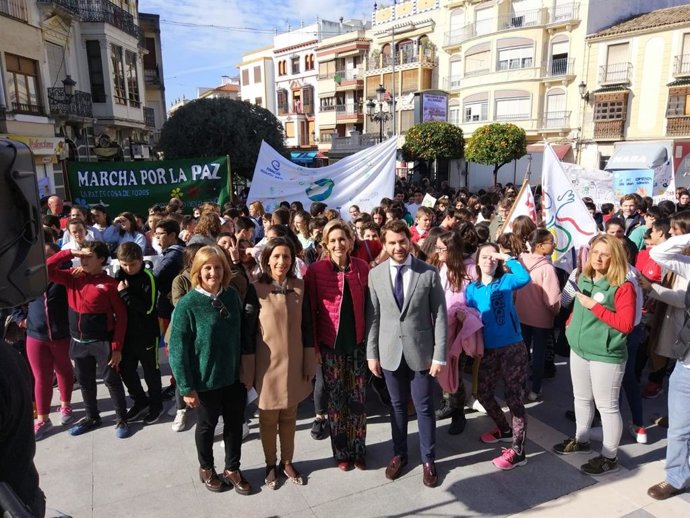 Troncoso (segunda por la dcha.) en la clausura de los actos del Día Escolar de la No Violencia y la Paz en Cabra