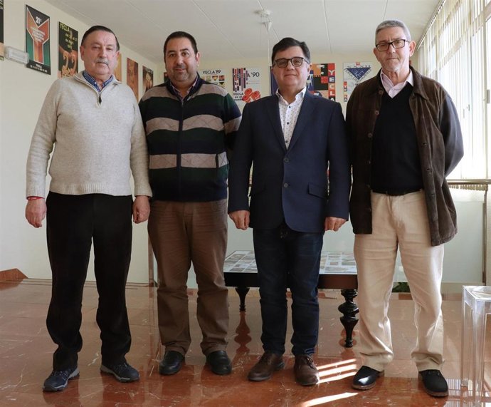 Representantes de las organizaciones firmantes del convenio colectivo de la madera en la Región de Murcia