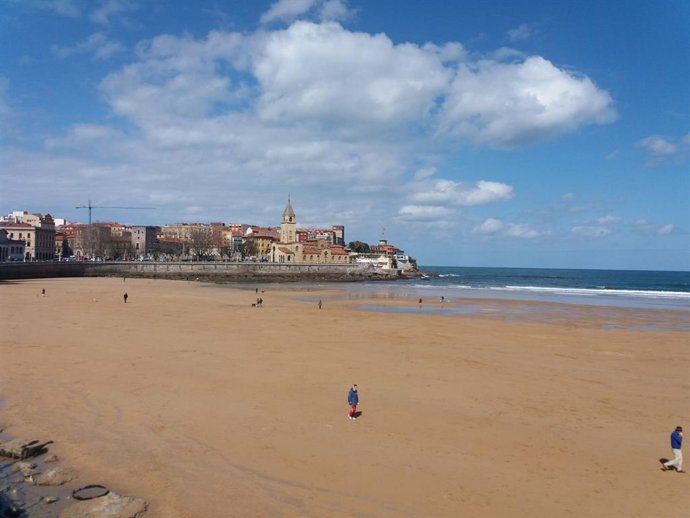 Playa de San Lorenzo de Gijón. Iglesia de San Pedro de Gijón