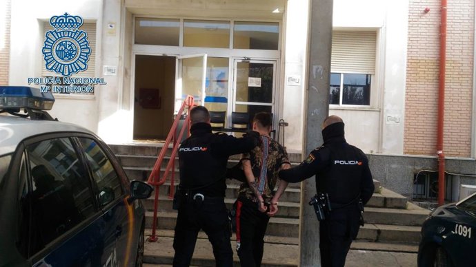 Detenido por retener a su pareja embarazada en contra de su voluntad.