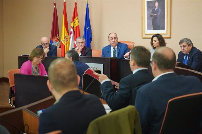 De Vicente, en el centro de la Mesa, en el Pleno de la Diputación de Segovia.