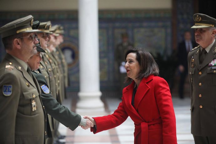 La ministra de Defensa, Margarita Robles (c), durante su visita visita el Cuartel General de la Fuerza Terrestre. En Capitanía General, Sevilla, a 30 de enero de 2020.
