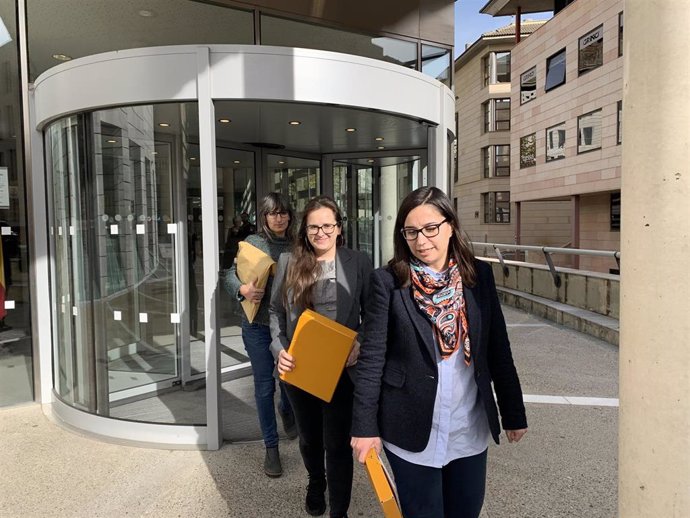 Sandra Castro, Jordina Freixanet y Elena Ferre, concejalas de Lleida, a la salida de Fiscalía de Lleida tras presentar la denuncia.