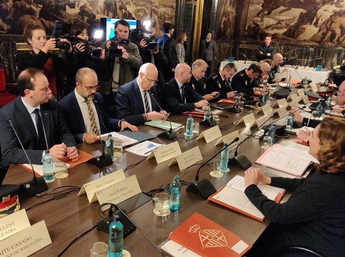 El conseller Miquel Buch y la alcaldesa de Barcelona, Ada Colau, presiden una Junta Local de Seguridad.