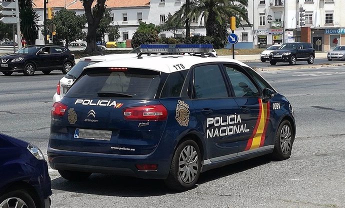 CNP Policía Nacional agentes poli coche vehículo policial