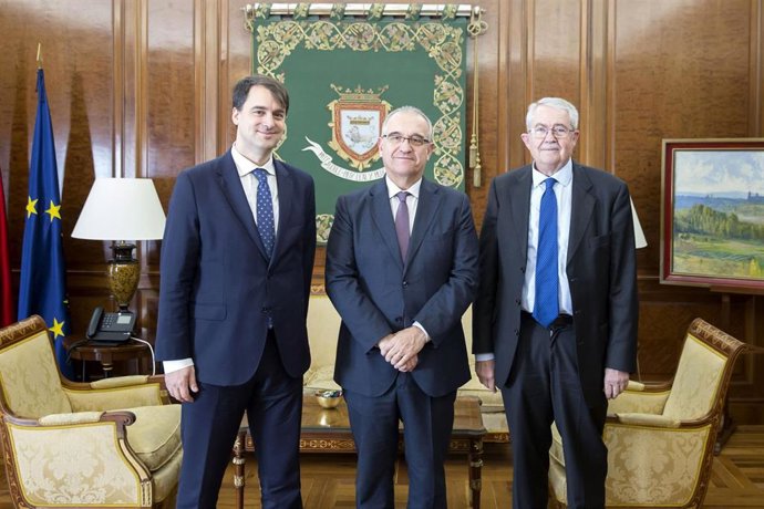 El alcalde de Pamplona, Enrique Maya, ha recibido en su despacho de la Casa Consistorial al ministro de la embajada de la República Federal de Alemania en Madrid, Christoph Wolfrum.