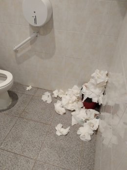 Imagen de un baño de los juzgados de Coria sin servicio de limpieza desde el pasado 7 de enero.